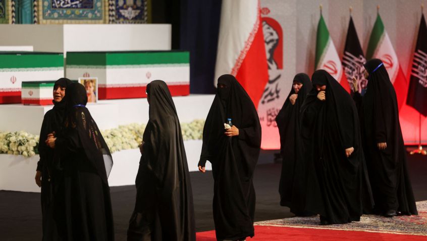 Mulheres ao lado dos caixões do falecido líder supremo do Irã, aiatolá Ali Khamenei, e de seus familiares, em Teerã, Irã 3 de julho de 2026 • REUTERS/Mohammed