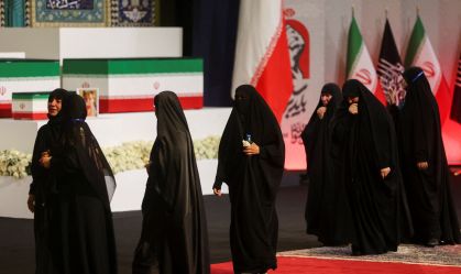 Mulheres ao lado dos caixões do falecido líder supremo do Irã, aiatolá Ali Khamenei, e de seus familiares, em Teerã, Irã 3 de julho de 2026