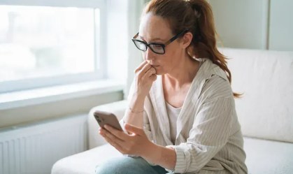 Os perigos de usar redes sociais e inteligência artificial para decisões de saúde, segundo um médico