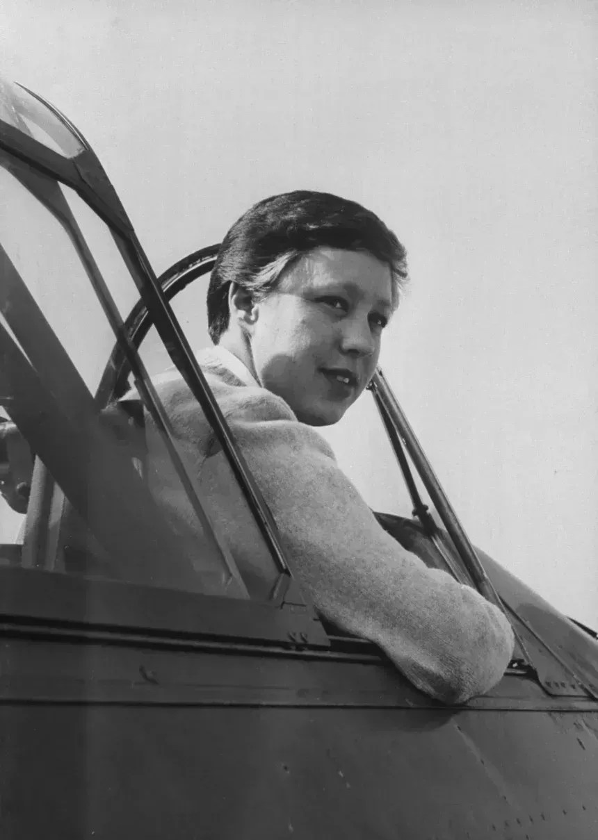 Funk está sentado na cabine de comando de um avião de treinamento AT-6 no aeroporto de Hawthorne em 1º de outubro de 1961 • Don Cravens/The Chronicle Collection/Getty Images