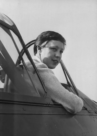 Funk está sentado na cabine de comando de um avião de treinamento AT-6 no aeroporto de Hawthorne em 1º de outubro de 1961 • Don Cravens/The Chronicle Collection/Getty Images