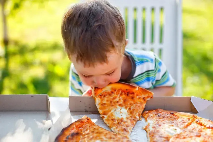 A pizza é um alimento ultraprocessado comum, mas quase 70% de um supermercado é composto por esse tipo de alimento, segundo especialistas • EvgeniiAnd/iStockphoto/Getty Images