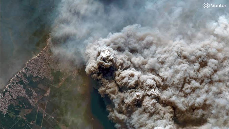Incêndio florestal em ilha na Grécia força moradores a deixarem casas