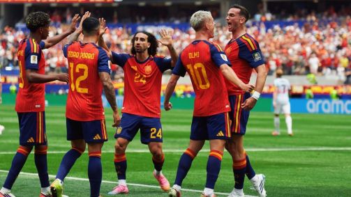 Jogadores da Espanha comemorando o gol anotado contra a Bélgica, em partida das quartas de final da Copa do Mundo