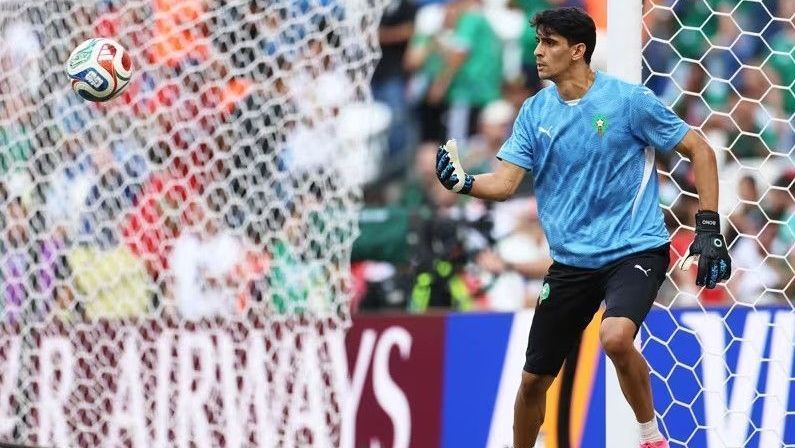 Goleiro Yassine Bounou, o Bono, durante aquecimento pela seleção de Marrocos