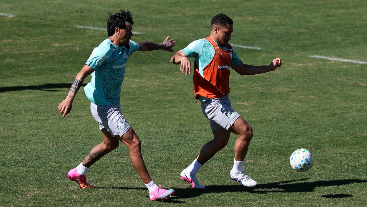 Gustavo Gomez e Vitor Roque no treino do Palmeiras