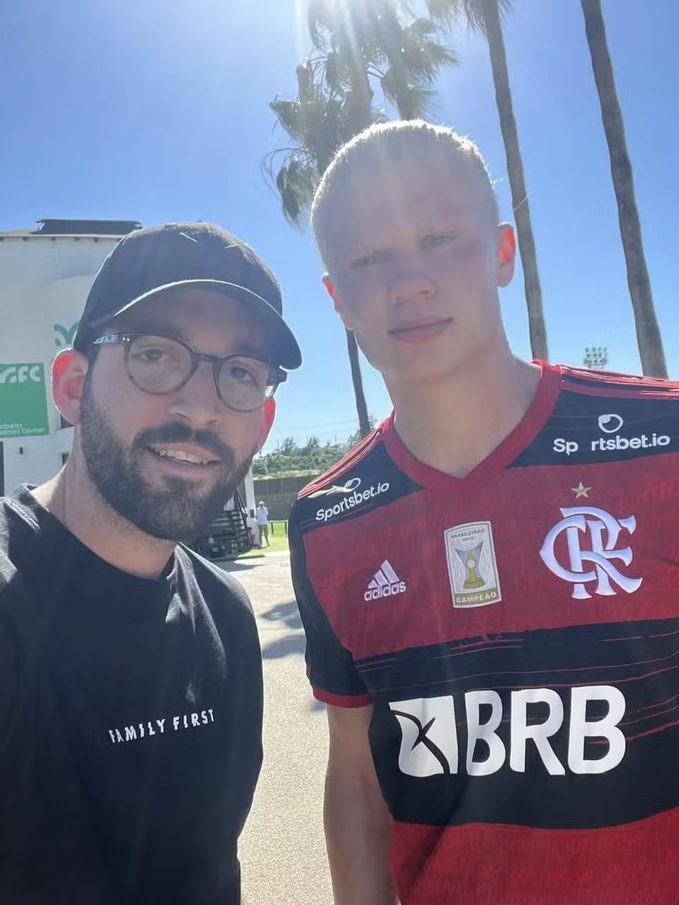 Haaland com camisa do Flamengo, em 2022 • Reprodução/X