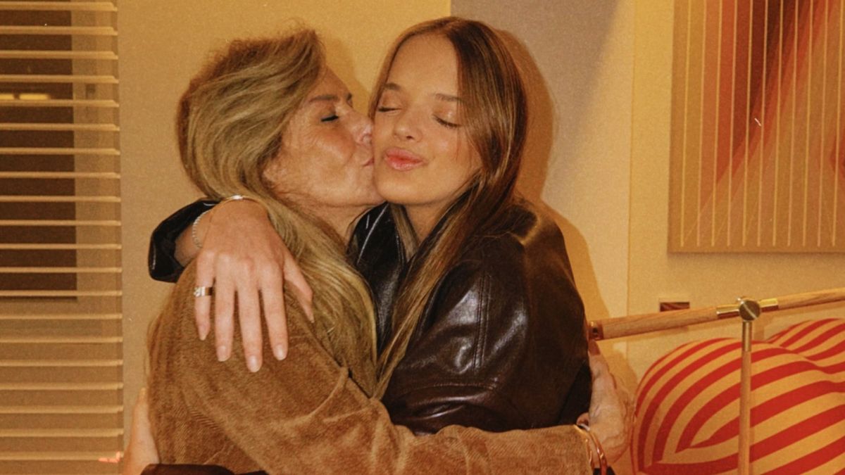 Helô Pinheiro posta foto antiga com filhas e impressiona: “Parecem gêmeas”