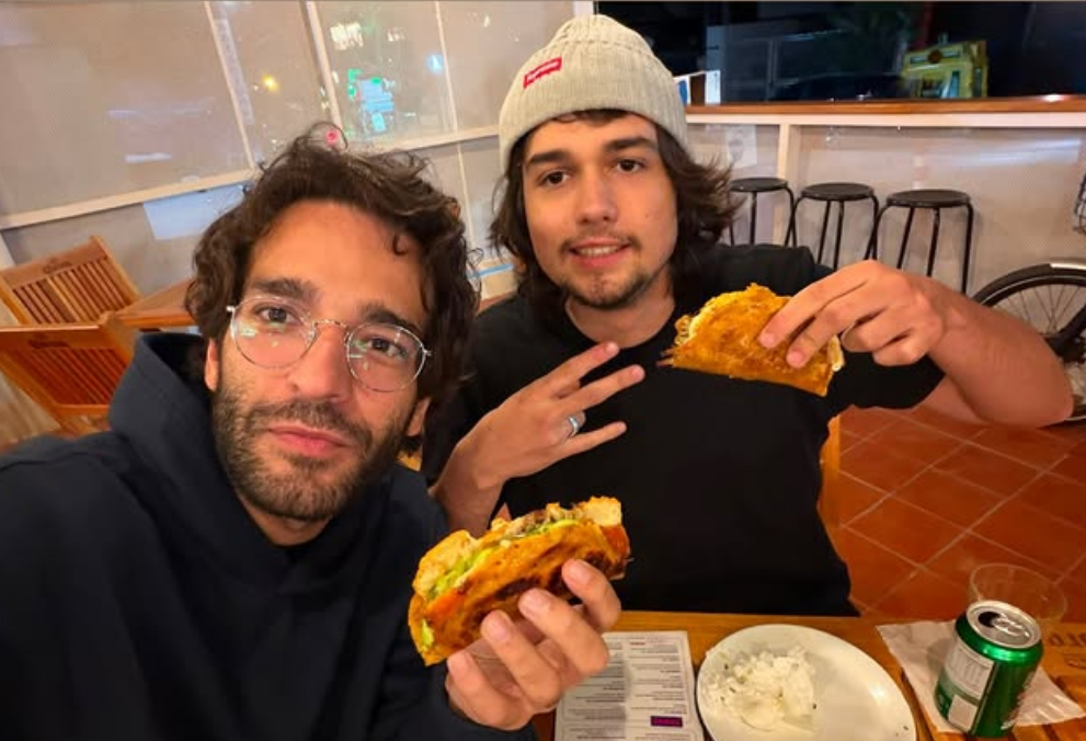 Humberto Carrão posa com filho de Wagner Moura em clique raro • Instagram / Bem Moura