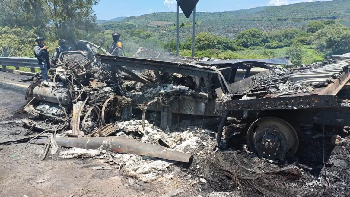 Um veículo foi completamente destruído pelo fogo após uma colisão múltipla registrada na rodovia federal 15D, em Tepic-Guadalajara, Jalisco