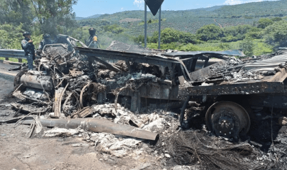 Um veículo foi completamente destruído pelo fogo após uma colisão múltipla registrada na rodovia federal 15D, em Tepic-Guadalajara, Jalisco