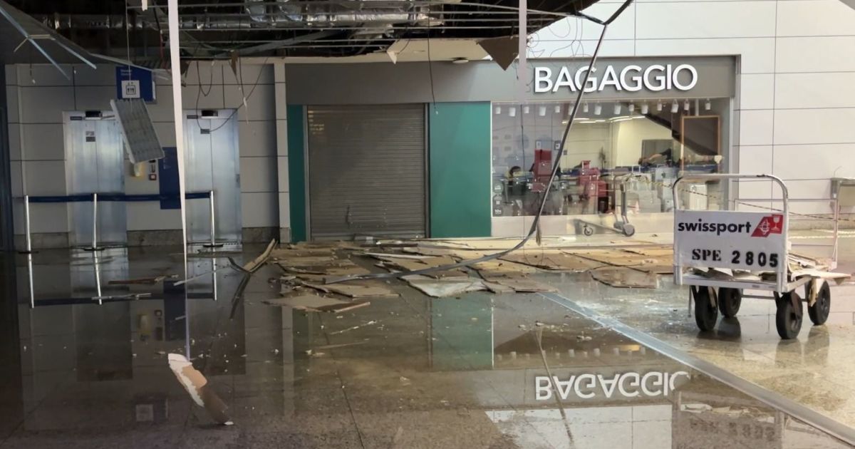 Parte do forro de teto do aeroporto de POA cai após rompimento de tubulação