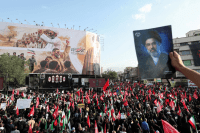 Multidão toma as ruas de Teerã no funeral do aiatolá Ali Khamenei