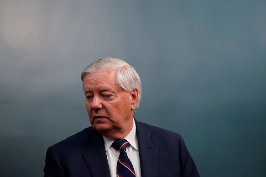 O senador Lindsey Graham observa o Capitólio no dia em que se reuniu com o chanceler alemão Friedrich Merz em Washington, D.C., em 5 de junho de 2025