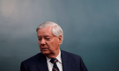 O senador Lindsey Graham observa o Capitólio no dia em que se reuniu com o chanceler alemão Friedrich Merz em Washington, D.C., em 5 de junho de 2025