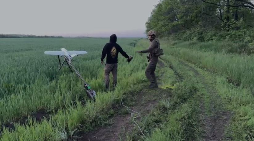 Soldados ucranianos operam drone • Américo Martins/CNN Brasil