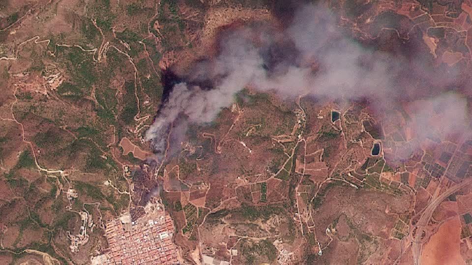 Coluna de fumaça é vista em imagem de satélite após incêndios na Espanha | CNN Brasil