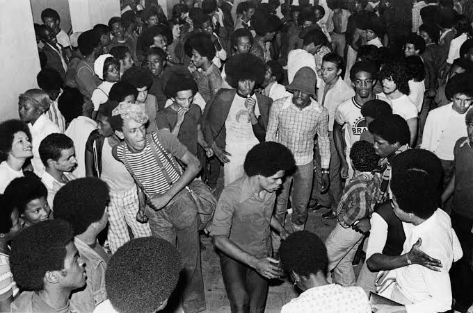 Retrato de baile black que aconteciam no Rio de Janeiro, na década de 1970, e deu origem aos bailes funk • Almir Veiga/ Divulgação