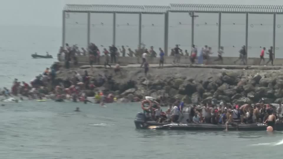 Premiê da Espanha mobilizará “todos os recursos” após caos com imigrantes