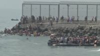 Vídeo mostra imigrantes cruzando fronteira entre Marrocos e Espanha a nado