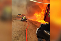 Vídeo: Bombeiros combatem incêndio florestal na região Bordeaux, na França