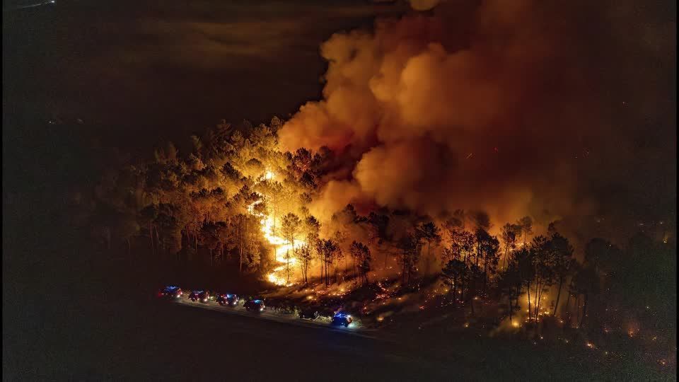 Bombeiros correm para controlar incêndio florestal na França enquanto onda de calor aumenta a pressão • REUTERS / SDIS 33
