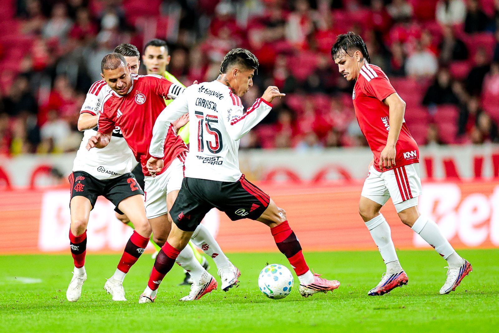 FLAMENGO REAGE NO FIM! Samuel Lino evita derrota diante do Internacional no Beira-Rio