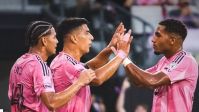 Gol contra bizarro do time de Messi marca estreia de Lewandowski na MLS