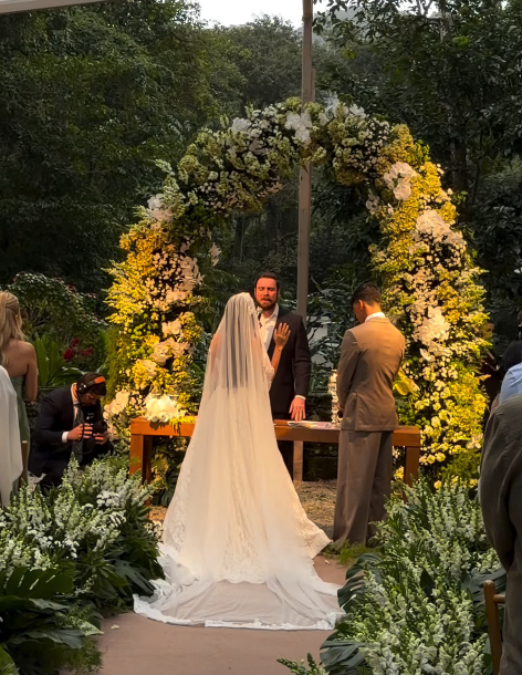 Isabella Arantes usa vestido rendado em casamento com Gabriel Medina • Instagram/Isabella Arantes