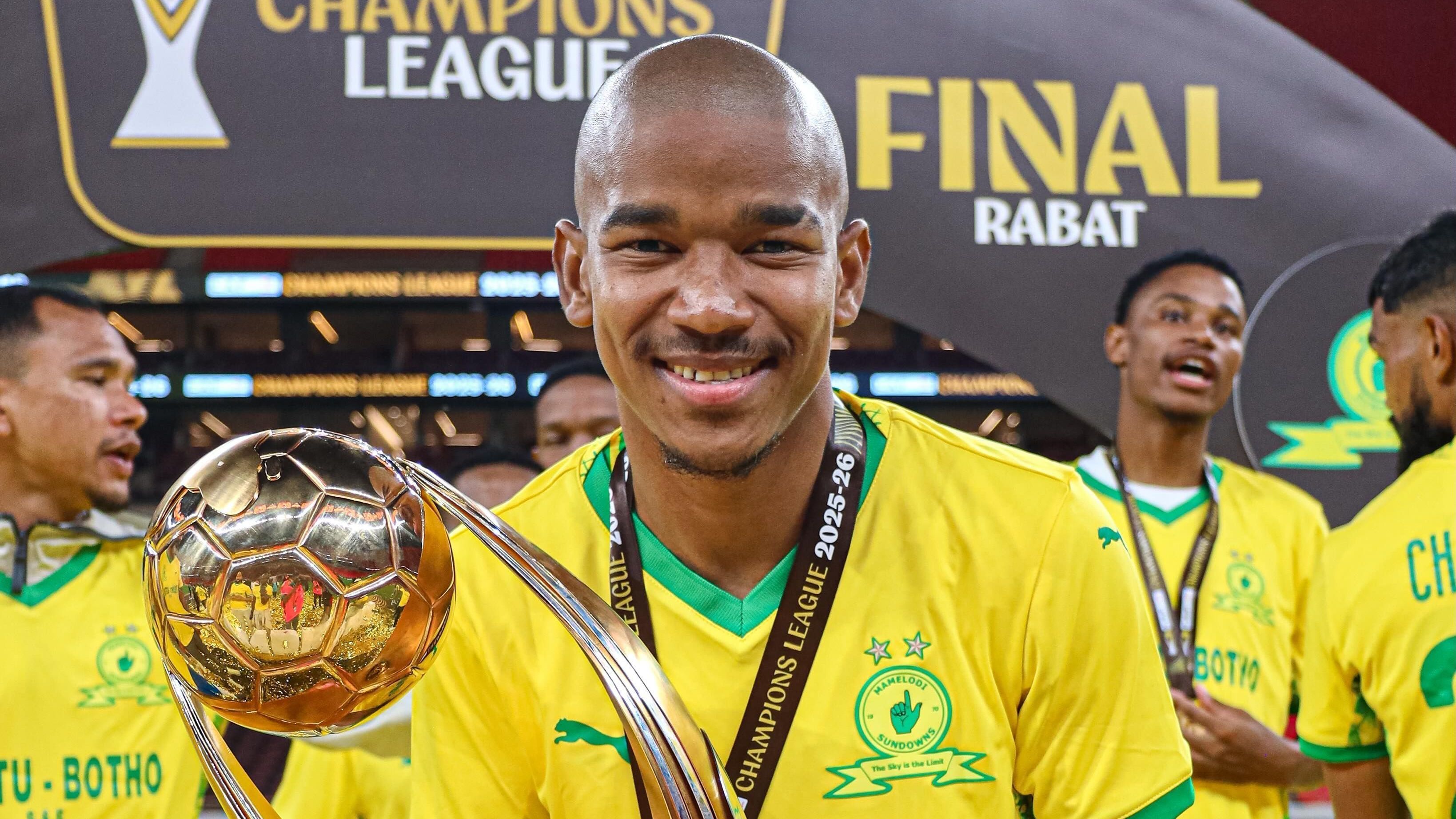 Jayden Adams com o troféu da Champions da África
