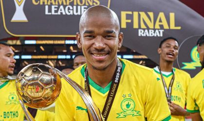 Jayden Adams com o troféu da Champions da África