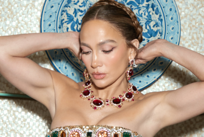 Jennifer Lopez usa vestido cravejado de joias às vésperas de aniversário