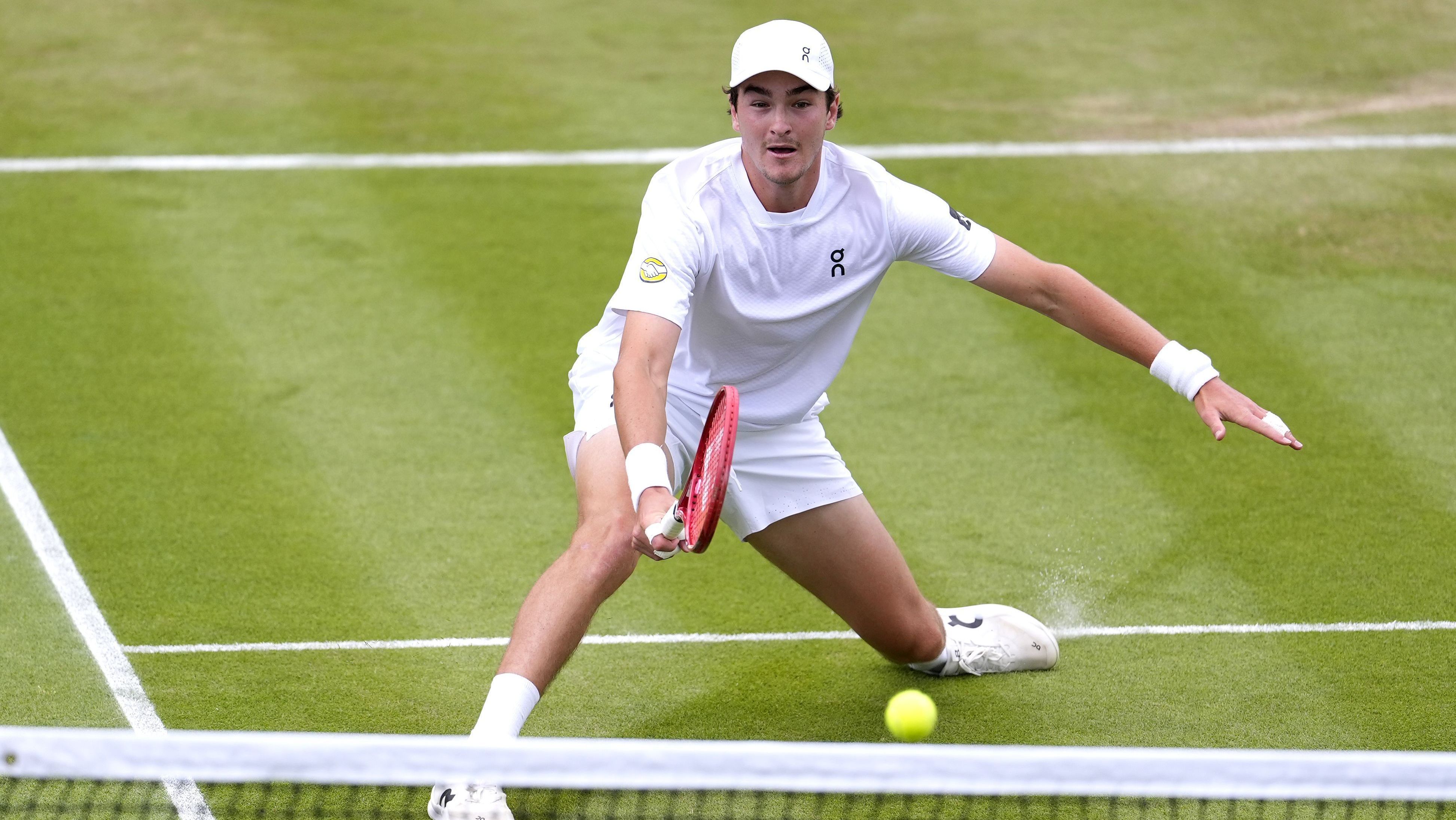 João Fonseca em partida contra Jesper de Jong em Wimbledon