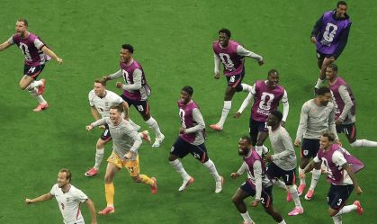 a Jordan Henderson sofreu uma lesão no punho durante a comemoração da classificação da Inglaterra
