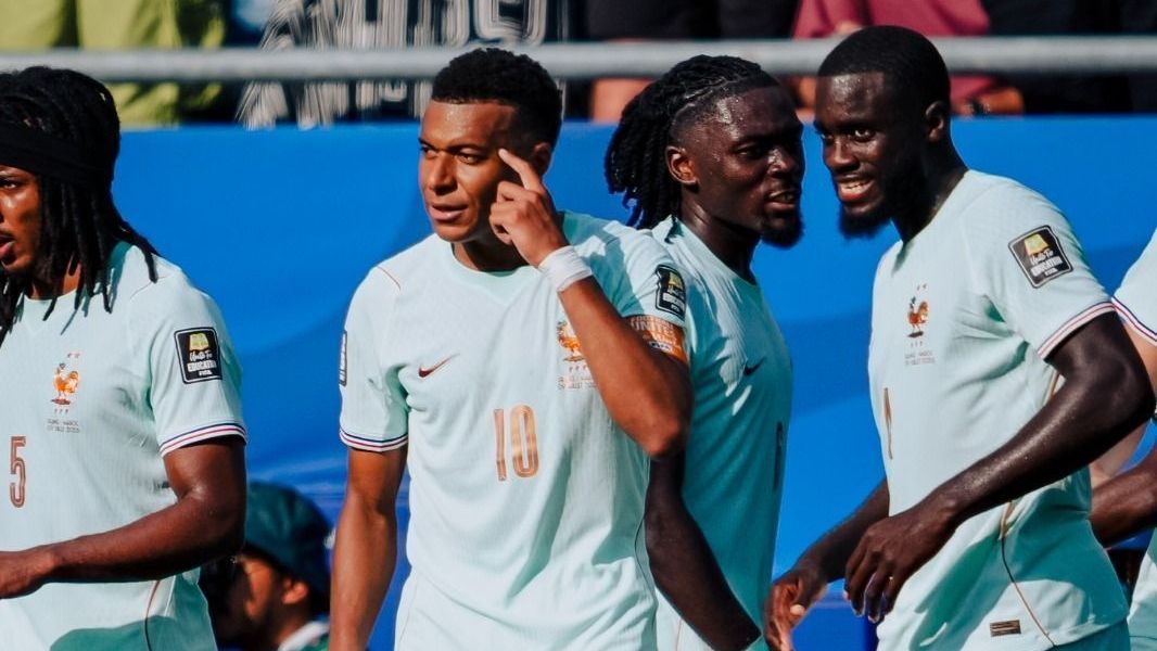 Jogadores da França celebrando o gol anotado diante de Marrocos, em partida das quartas de final da Copa do Mundo