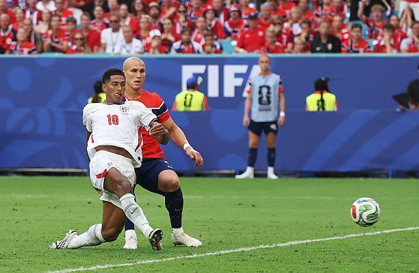 Jude Bellingham marca para a Inglaterra contra Noruega (Foto: Richard Pelham/Getty Images)