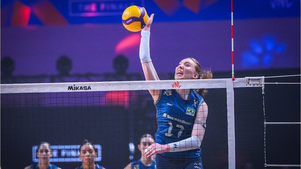 Júlia Bergmann em tentativa de ataque contra o Japão • Foto: Divulgação/ VNL