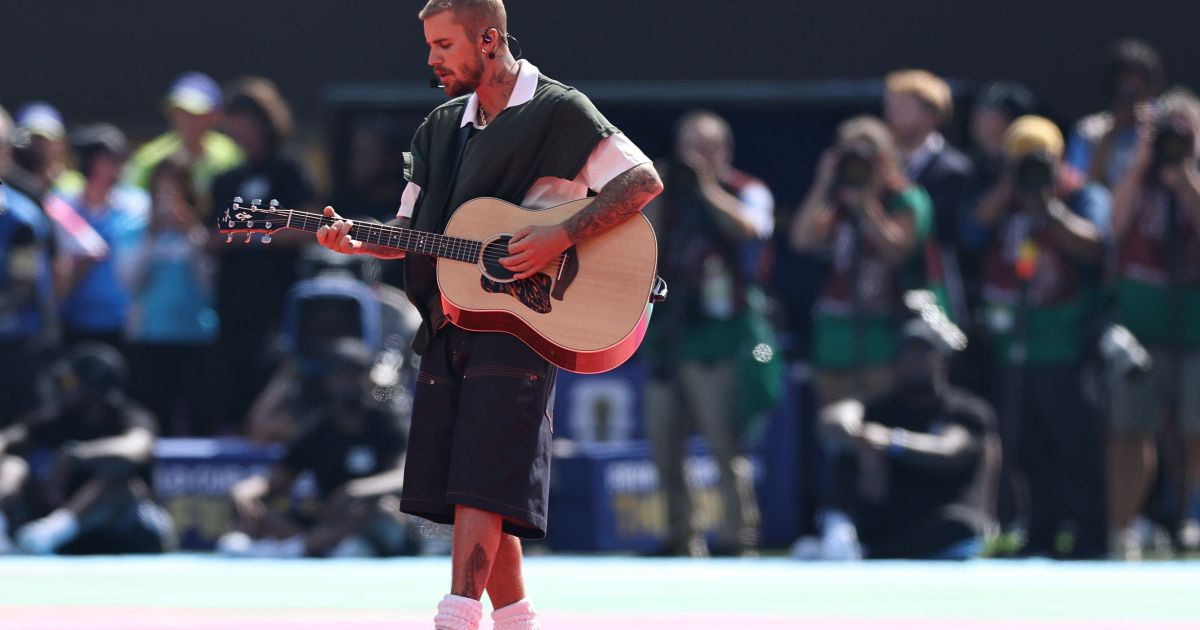 Justin Bieber canta música gospel no primeiro show de intervalo da história das Copas