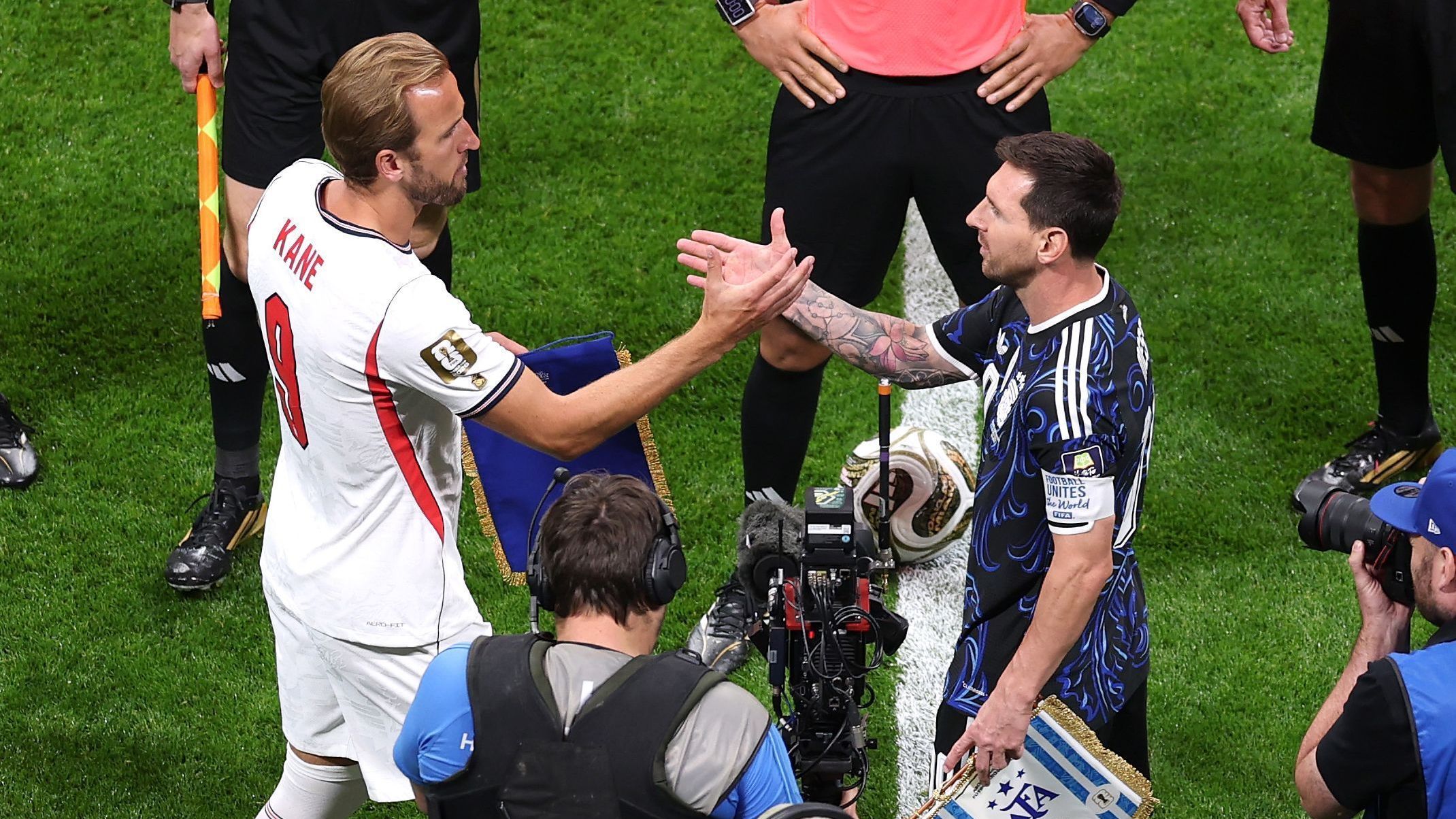 Harry Kane e Lionel Messi se cumprimentando antes do jogo entre Inglaterra e Argentina, pela semifinal da Copa