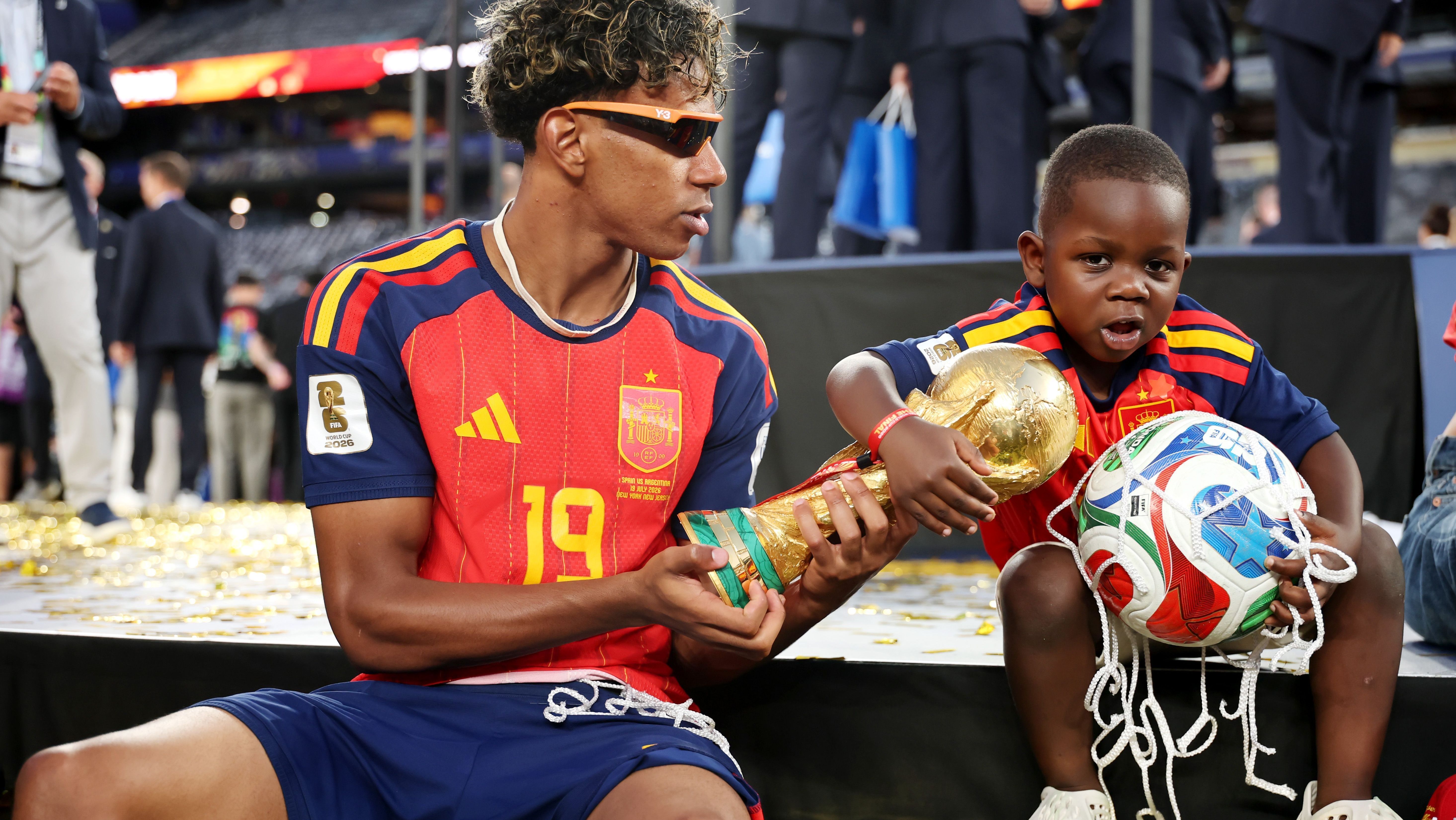 Keyne, irmão de Lamine Yamal, com o troféu da Copa do Mundo