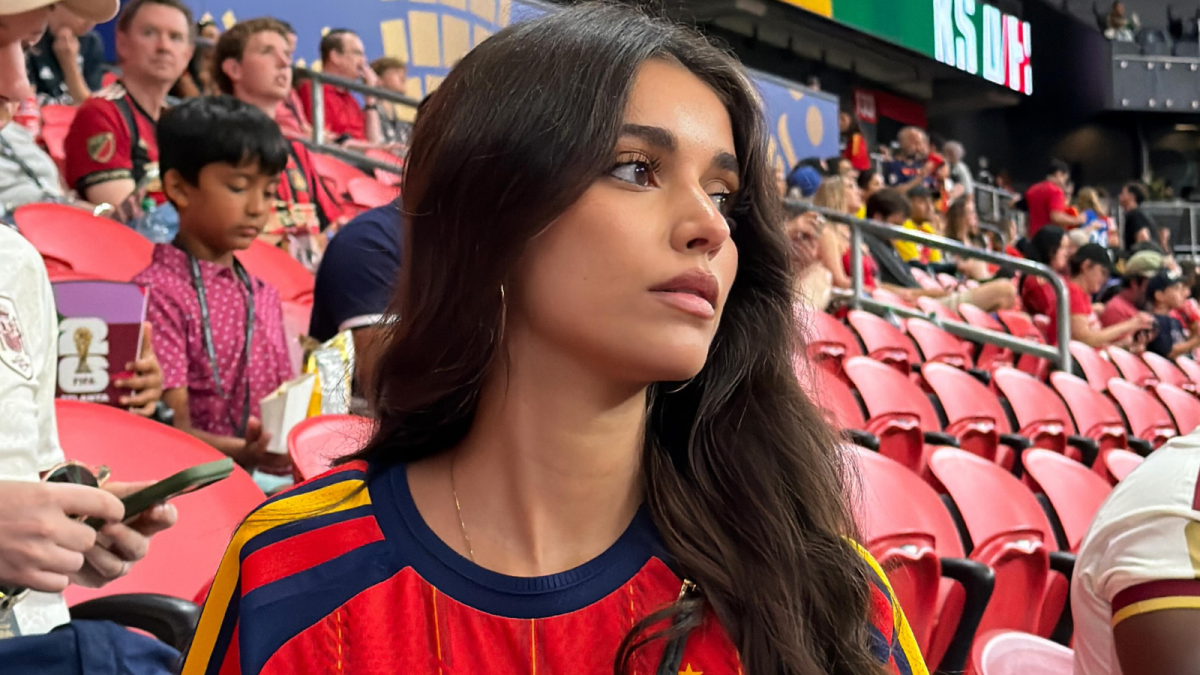 Estilista brasileira cria vestido com quase 3 mil figurinhas da Copa; veja