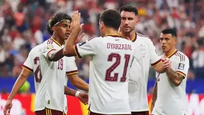 Laporte celebra gol da Espanha na Copa