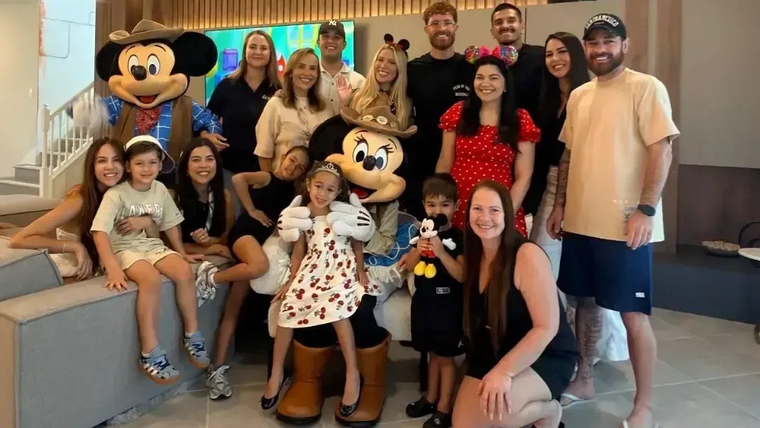 O zagueiro Léo Pereira com a família em Orlando, nos Estados Unidos, após a Copa • Reprodução/Instagram
