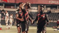 Com virada em cinco minutos, Athletico-PR vence São Paulo no Brasileirão