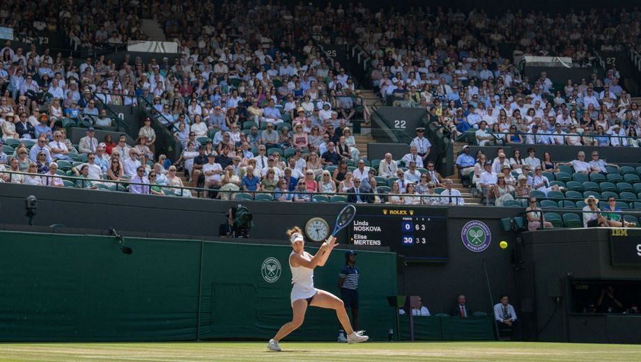 Linda Noskova em ação em Wimbledon