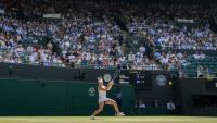 Noskova vence Mertens e vai à semifinal inédita de Wimbledon
