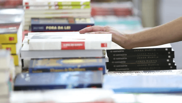 “Amanhã eu morri sozinho”: conheça o livro de estreia de Lucas Barros