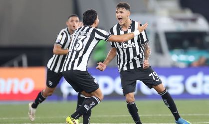 Lucas Emanuel, do Botafogo, celebrando o gol anotado sobre o Santos, em jogo da 19ª rodada do Brasileirão