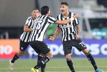 Botafogo aproveita falha bizarra, vence Santos e respira no Brasileirão