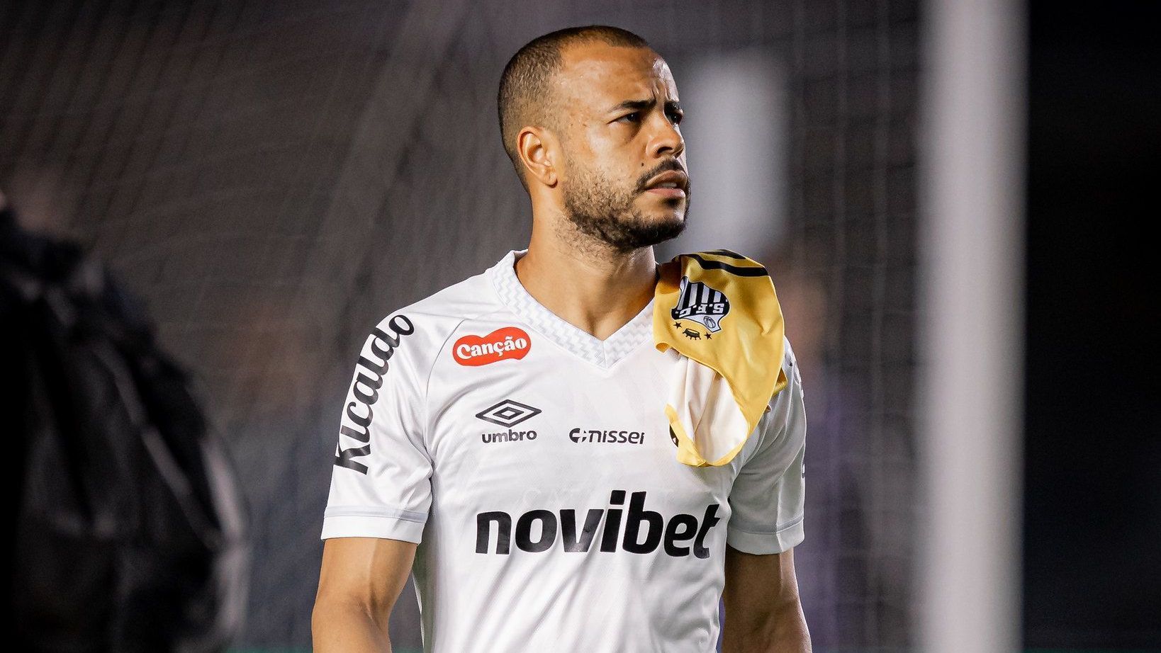Santos tenta rescindir com Mayke